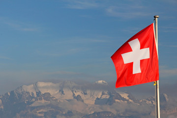 Naklejka premium Schweizerflagge in den Alpen