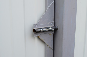 Latch on gate