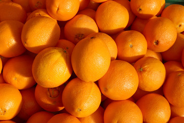 fresh oranges on the market	