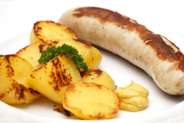 Bärlauchbratwurst mit Bratkartoffeln und Senf