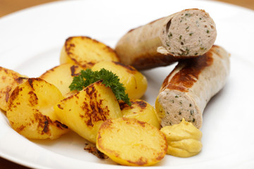Bärlauchbratwurst mit Bratkartoffeln und Senf