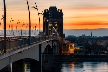 Rheinbrücke Worms im Sonnenuntergang mit Abendrot 
