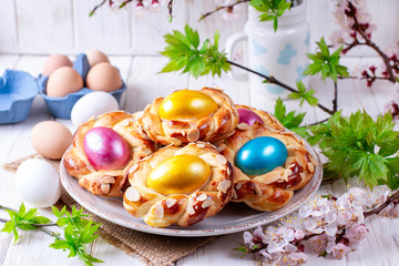 Obraz na płótnie Canvas Traditional Italian Easter bread with Easter egg
