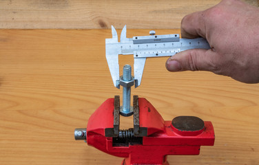 Bolt diameter measurement technology using calipers