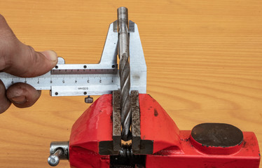 The technology of measuring the diameter of the drill, using calipers