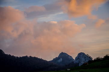 Obraz premium Cloudy sky at sunset on the mountain