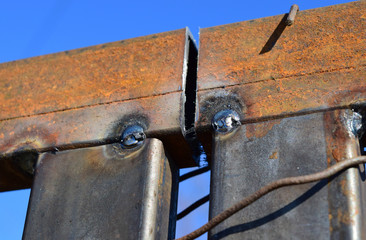 Connection by welding of metal square pipes