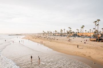 Obraz premium Evening view of the beach from the pier in Newport Beach, California
