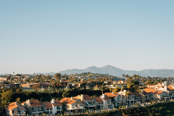 Obraz premium View of houses and hills from Hilltop Park in Dana Point, Orange County, California