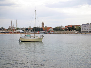 Fototapeta premium Łódka na tle miasta Zadar