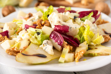 Insalata di pere, gorgonzola, noci e verdure fresche