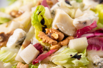 Insalata di pere, gorgonzola, noci e verdure fresche