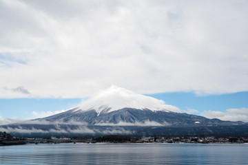 冬の富士山と大雲