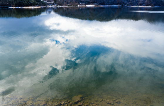 湖に映る雲 © fotoriatonko