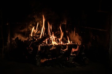 ogień płonący w kominku