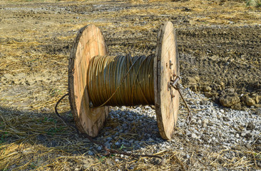 The unwinding of the high-voltage wire from the spool storage bay
