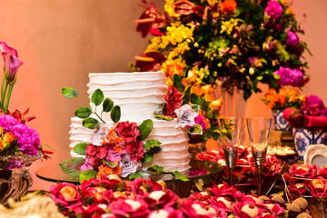 Fototapeta na wymiar birthday cake on flower table, natural flowers