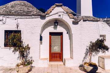 Narrow streets between the trulli of Alberobello, in southern Italy, ideal for family trips.