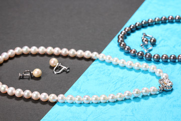 真珠と黒真珠のネックレスとイヤリング