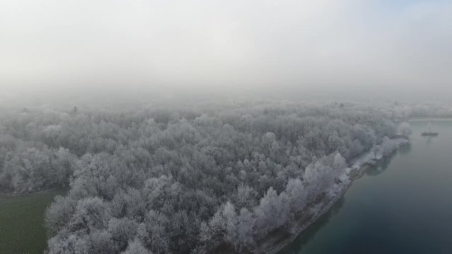 Lac de Passy sous le givre, vue par drone