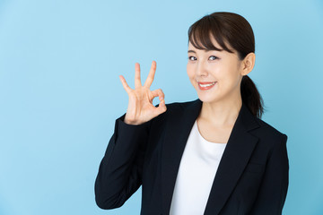 ビジネスウーマン　ブルーバック