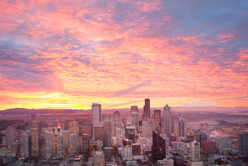 Fototapeta premium Cityscape of the Seattle, Wahington skyline at sunrise.
