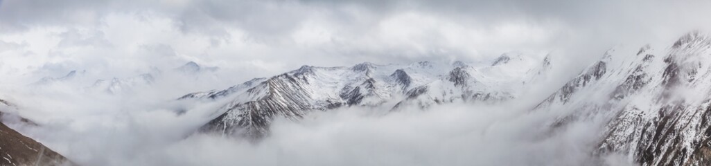 Obraz premium Western Sichuan, China, Baron Hill scenery with snow