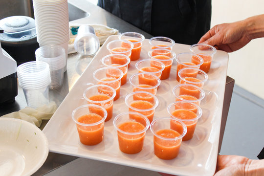 試飲用のトマトジュース