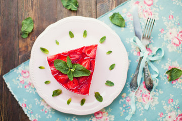 Cheesecake with strawberries and mint