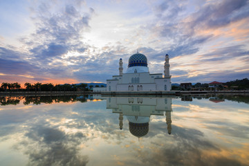 Fototapeta na wymiar Amazing sunrise blue hour with dramatic cloud and reflection of Floating Mosque Of Kota Kinabalu, Sabah. 