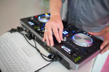 Hobby DJ Mixt am Mischpult 