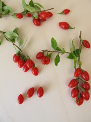 Frische Goji-Beeren, Bocksdorn-Beeren auf einem Holzbrett