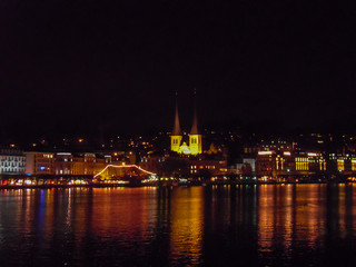 Fototapeta na wymiar ルツェルンの夜景　ルツェルン湖とホーフ教会（スイス）