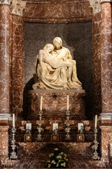 Obraz premium Marble statue of Mary holding dead Jesus