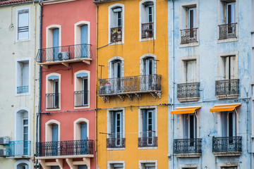 Fototapeta na wymiar Façades d'immeubles colorées