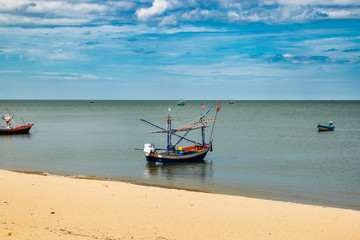 Obraz premium Thai traditional wooden longtail boat and beautiful sand beach 