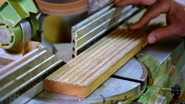 taglio legno con sega circolare