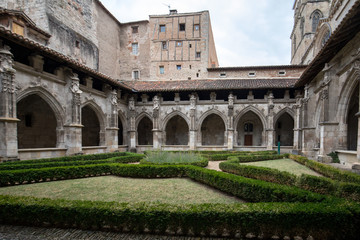 Fototapeta premium Średniowieczny klasztor katedry Saint Etienne w Cahors, Occitanie, Francja