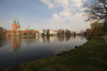 Frühling in Lübeck; Mühlenteich mit Dom