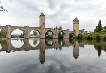 Obraz premium The medieval Pont Valentre over the River Lot, Cahors, The Lot, France