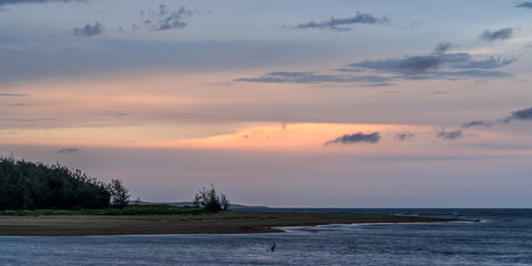Der Himmel in bunten Farben beim Sonnenuntergang am Strand von Tannum Sands in Queensland Australien kurz vor einem Gewitter