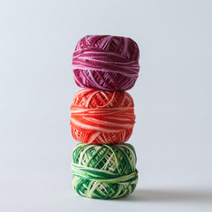 Trois pelotes de fil de coton superposées © Hervé Rouveure