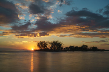 Fototapeta na wymiar Ein bunter Sonnenaufgang am Strand von Tannum Sands in Queensland Australien