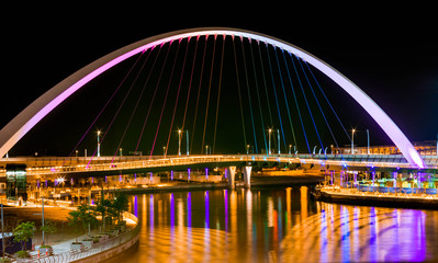 Obraz na płótnie Canvas Light illuminated canal bridge and reflection of lights on river