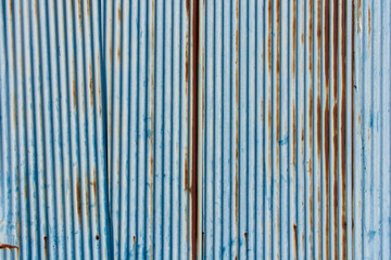 錆びた鉄板の壁