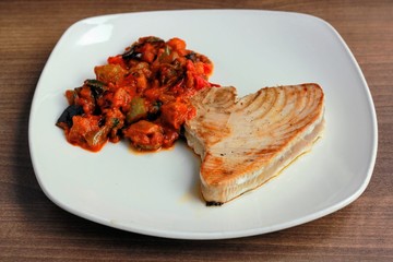 Atún a la plancha con verduras