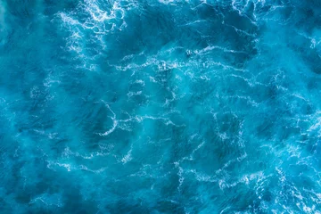 Foto auf Alu-Dibond Blick von oben auf die blaue schaumige Meeresoberfläche. Auf dem offenen Meer von oben geschossen. © Curioso.Photography