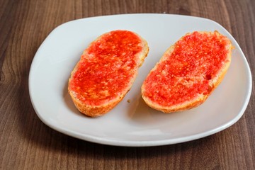 Pan con tomate