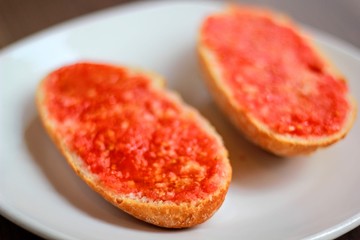 Pan con tomate