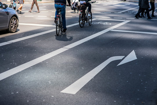 Radweg und Abbiege Markierung auf einer Strasse mit Fussg&auml;ngern